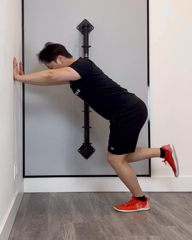 斜面膝过脚尖单腿提踵（小腿强化练习）