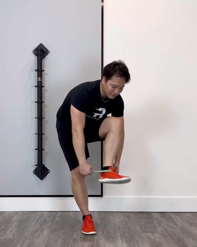 弹力带等长后踢