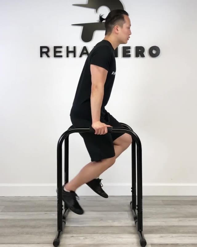 双杠臂屈伸——胸肌与肱三头肌推力训练