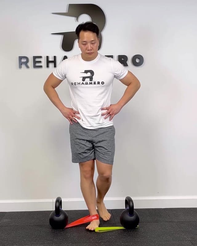 交叉弹力带单腿提踵
