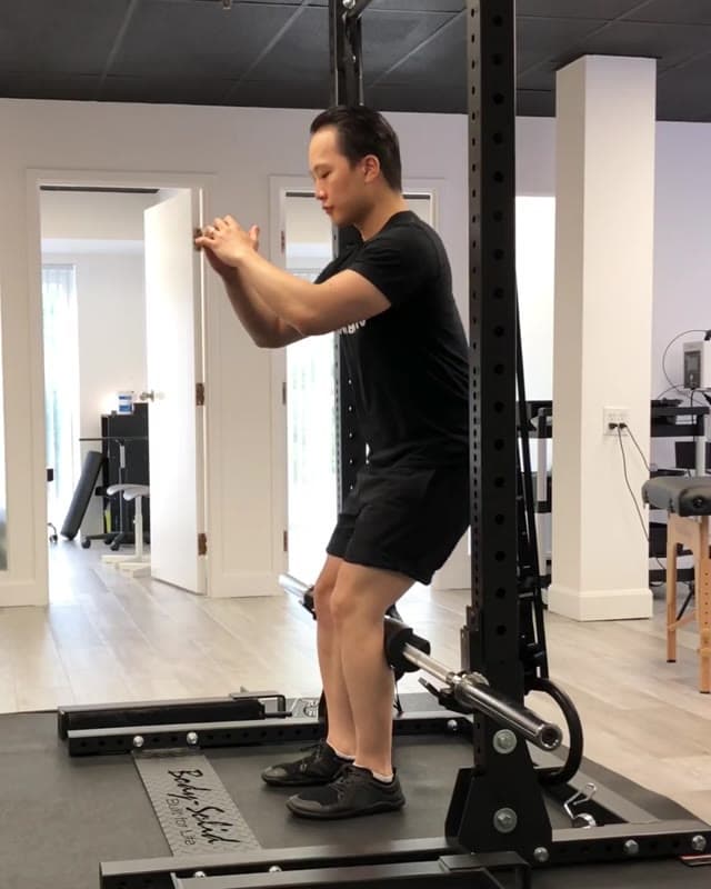 辅助式西西深蹲—罗马椅股四头肌训练
