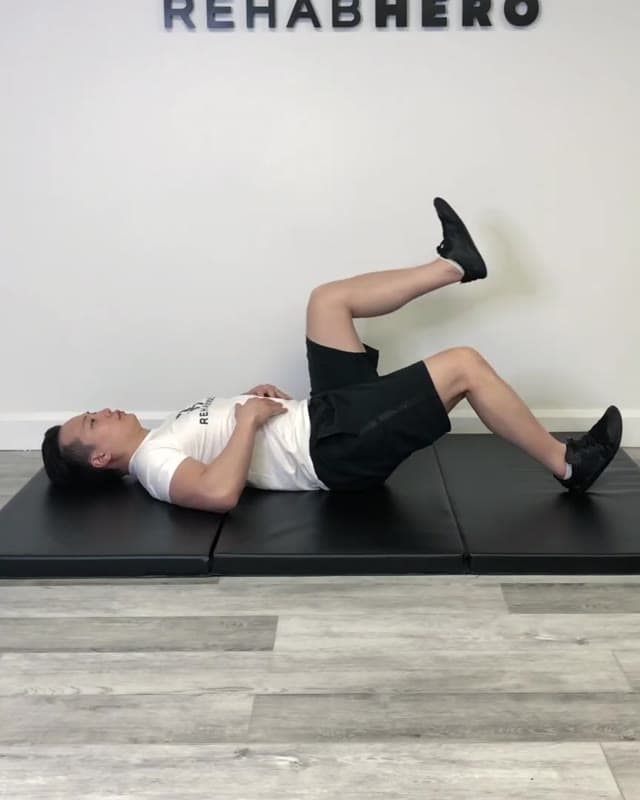 单腿腘绳肌桥式—用于肌腱炎的强化练习