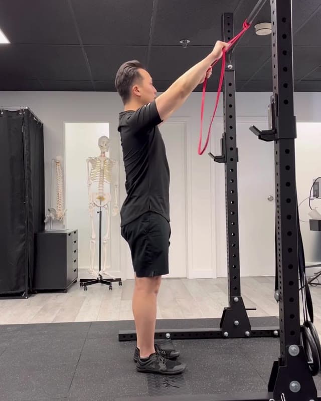 站姿背阔肌下拉