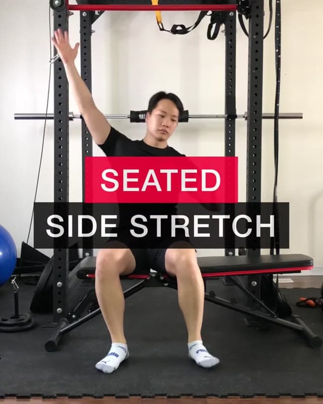 坐位侧屈拉伸－背阔肌拉伸