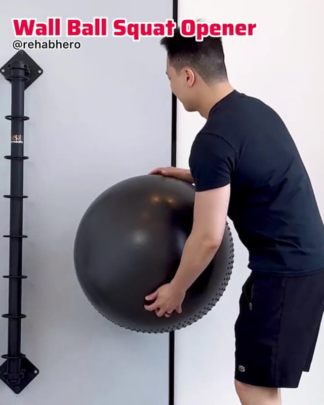 靠墙健身球深蹲打开练习