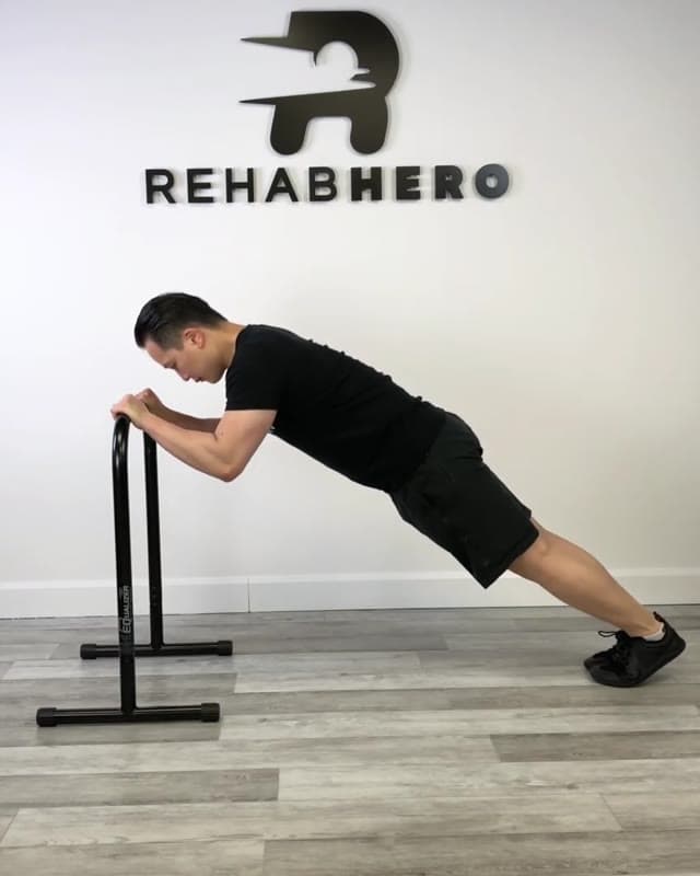 自重仰卧臂屈伸——肱三头肌与核心徒手强化训练