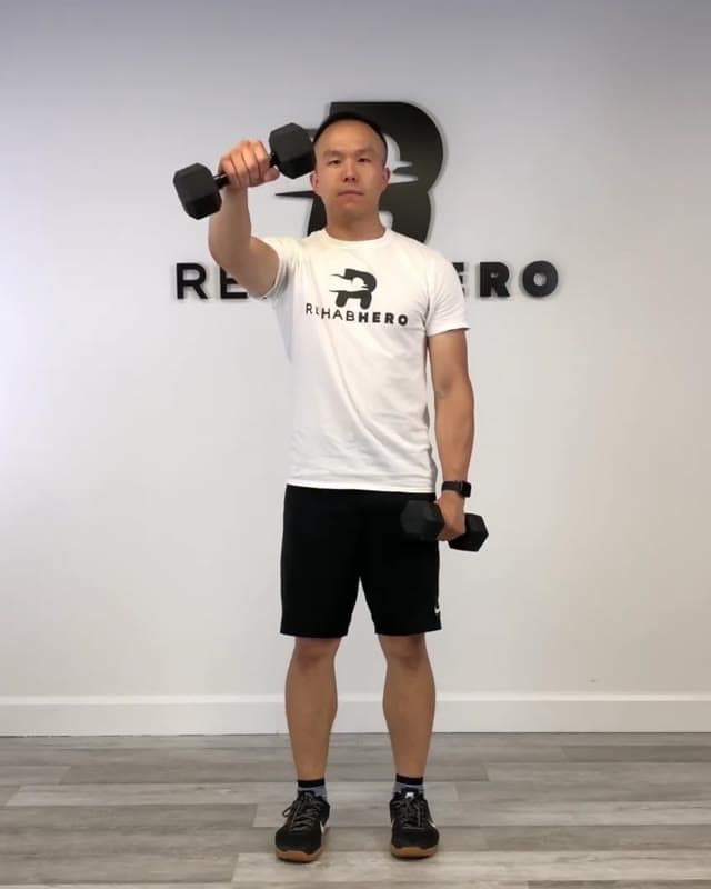 哑铃前平举—三角肌前束及肩部强化练习