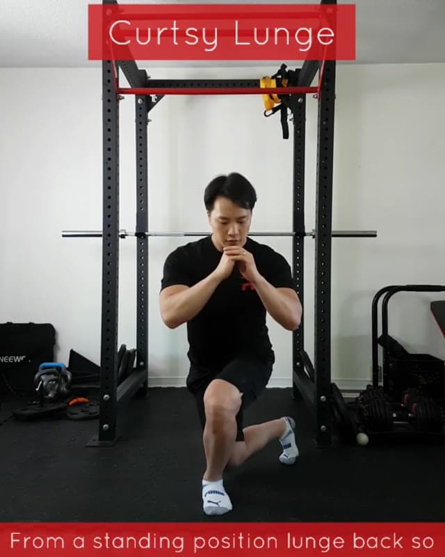 屈膝侧后弓步
