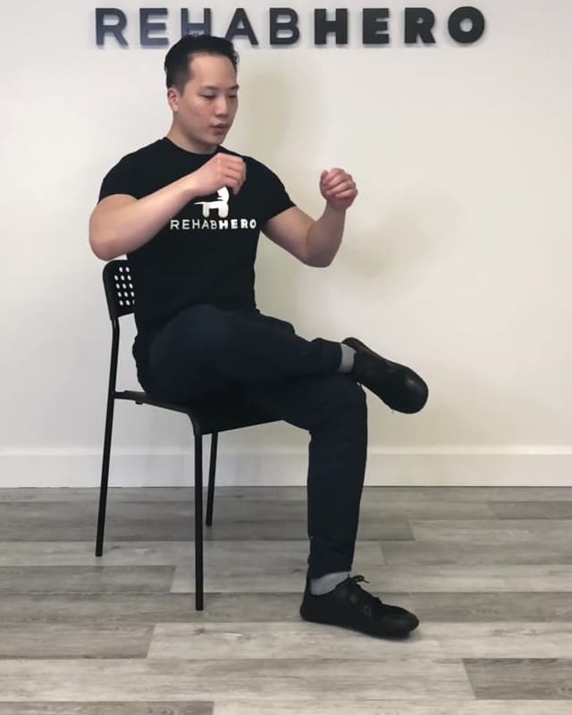 坐姿椒盐卷饼式拉伸