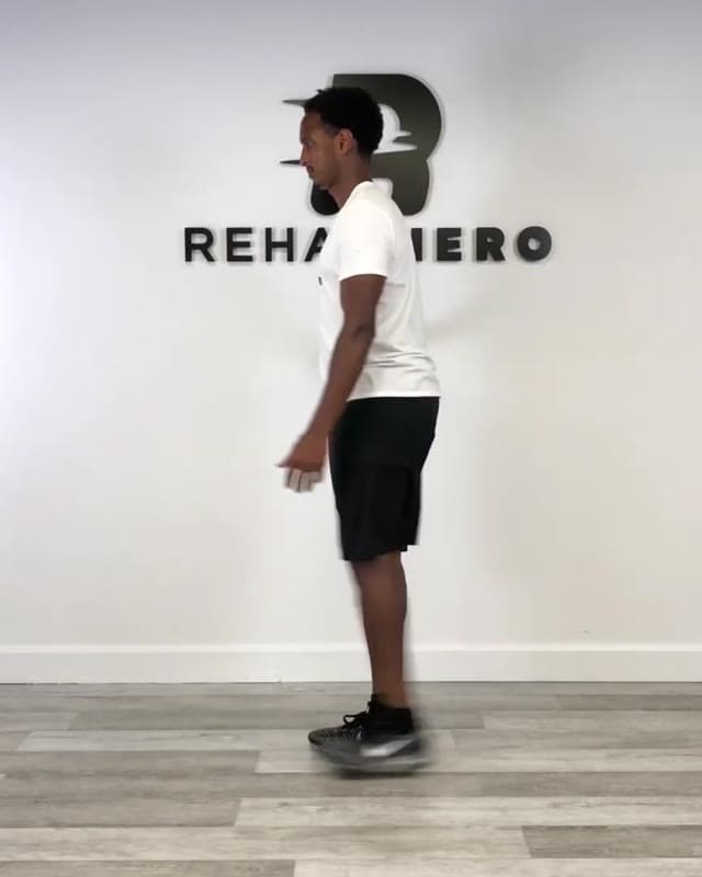 前后摆腿——股四头肌与腘绳肌动态热身