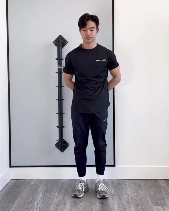 前后错步靠墙静蹲
