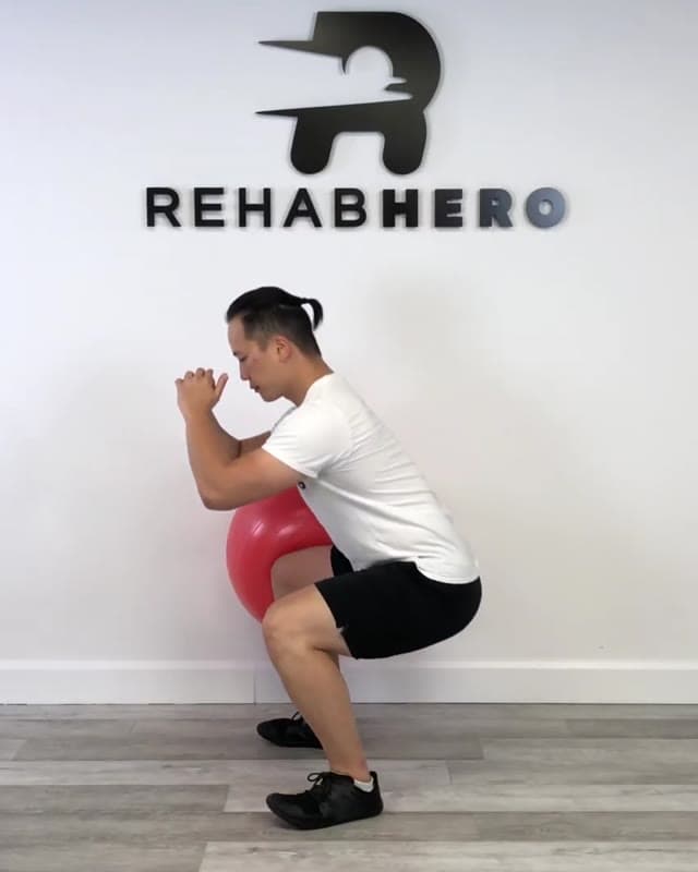 靠墙健身球深蹲