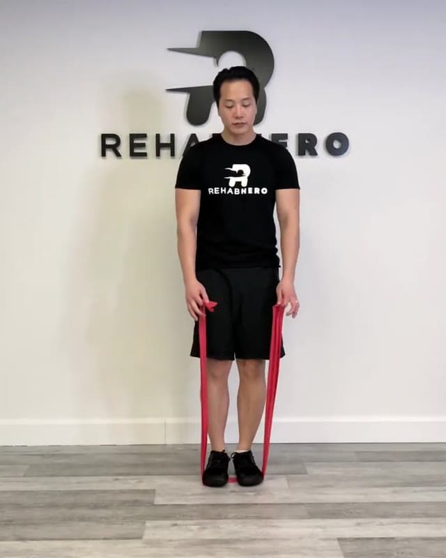 弹力带直立划船—上斜方肌与三角肌肩部训练