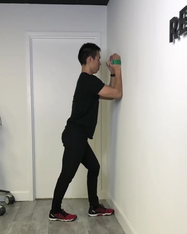 弹力带靠墙上滑—用于肩胛运动障碍或肩胛翼状的前锯肌训练