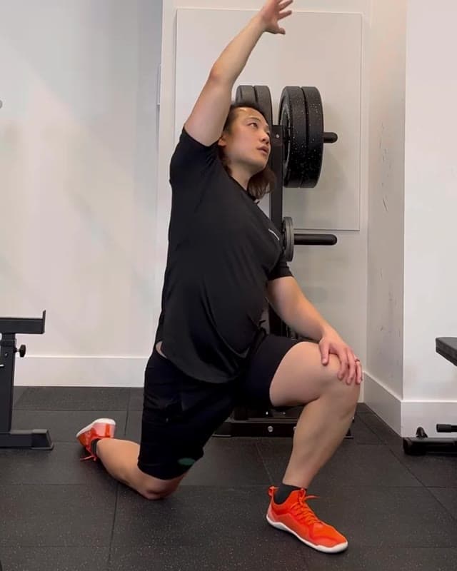 Lunge and Reach Dynamic Stretch
