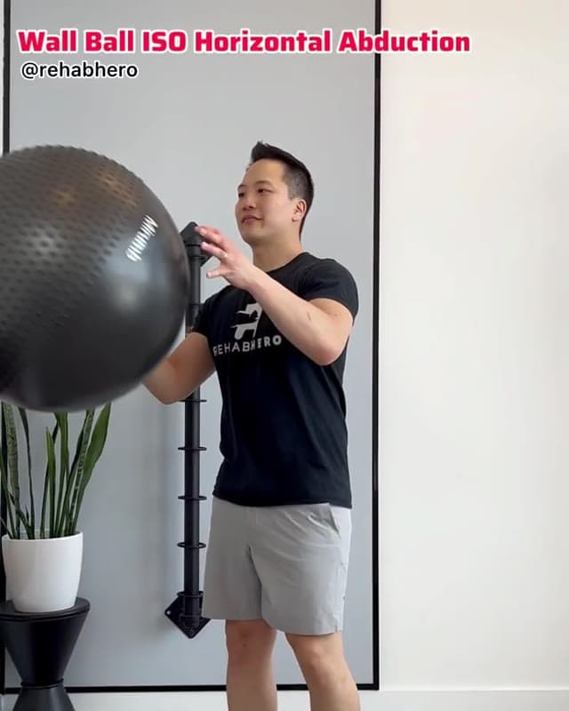 墙上球抗阻肩水平外展等长训练