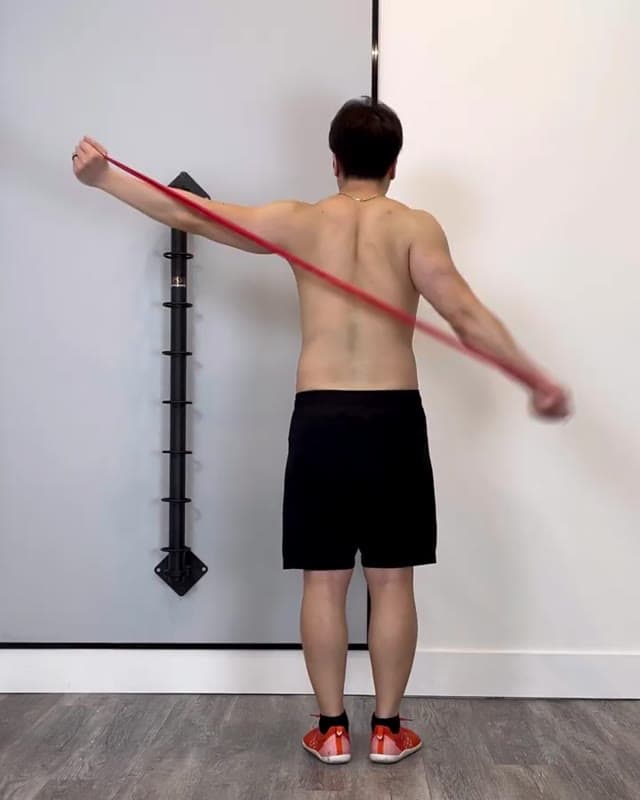 弹力带侧向出拳－前锯肌肩胛外侧滑动与前伸训练