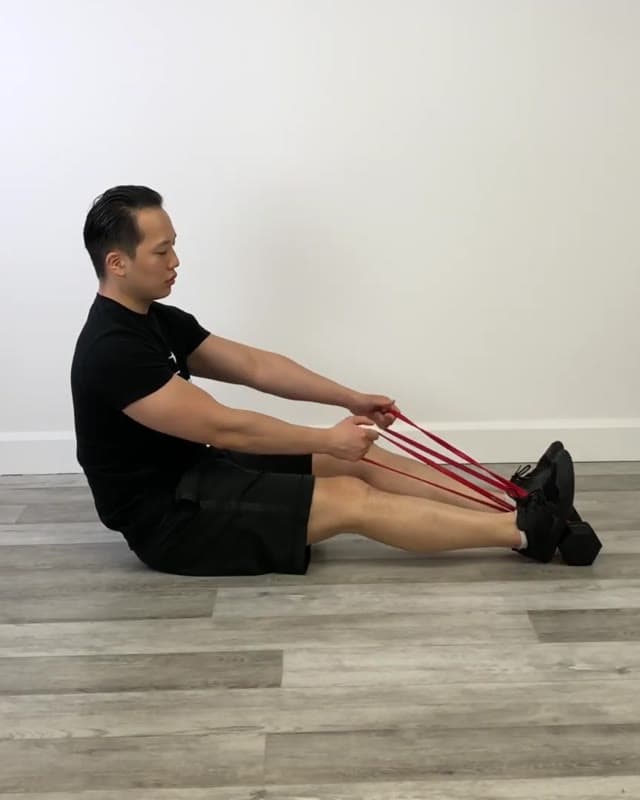 坐位弹力带划船