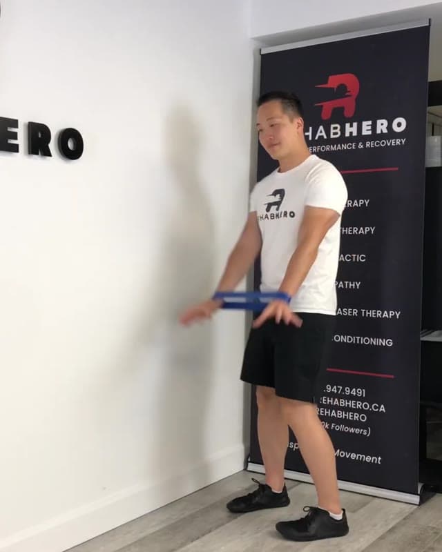蜘蛛式靠墙爬行－肩胛翼状稳定训练