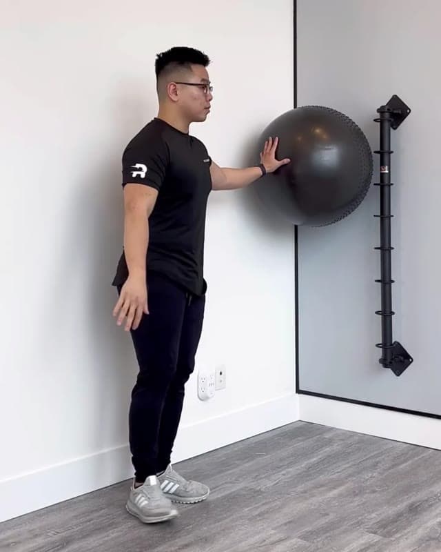瑞士球靠墙画圈