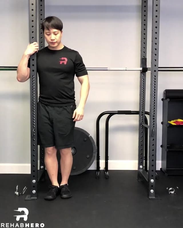 用这个简单但高强度的动作强化臀肌——站姿侧踢