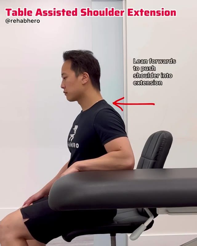 借助桌面进行肩关节后伸