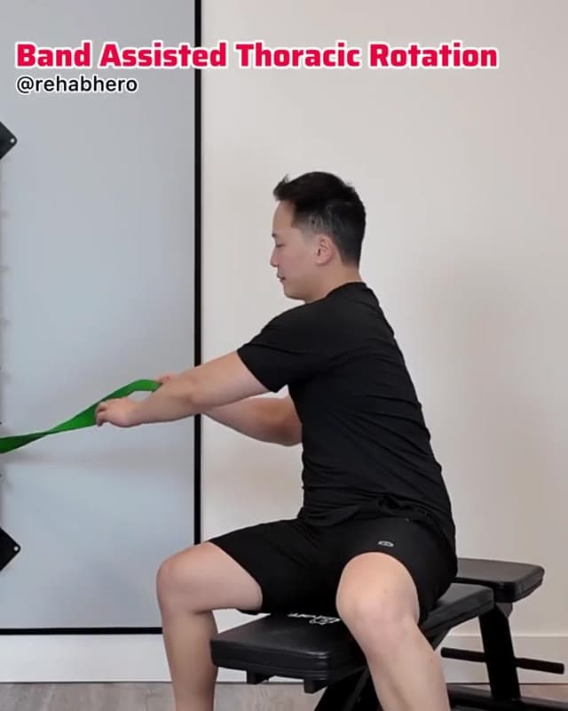 坐姿弹力带辅助胸椎旋转