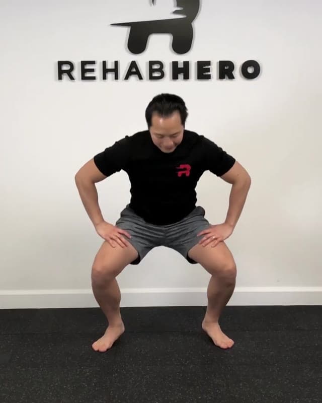 交替提踵深蹲——改善平衡与踝关节力量