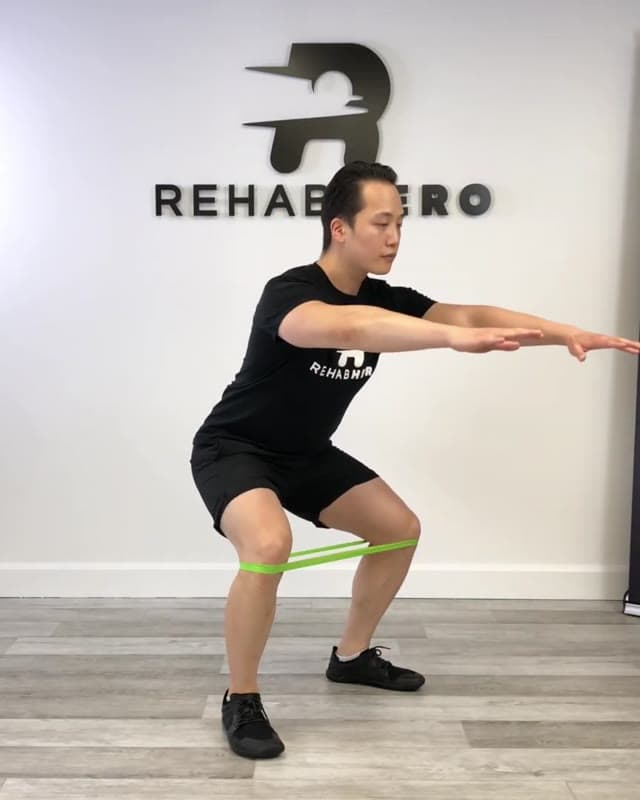 弹力带停顿深蹲－深蹲稳定性与臀肌强化训练