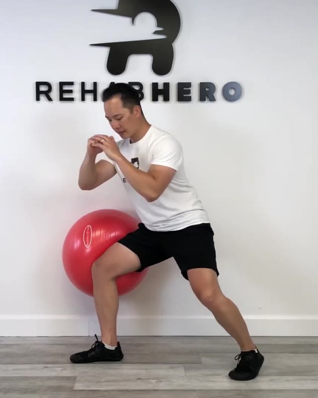 靠墙健身球髋部打开
