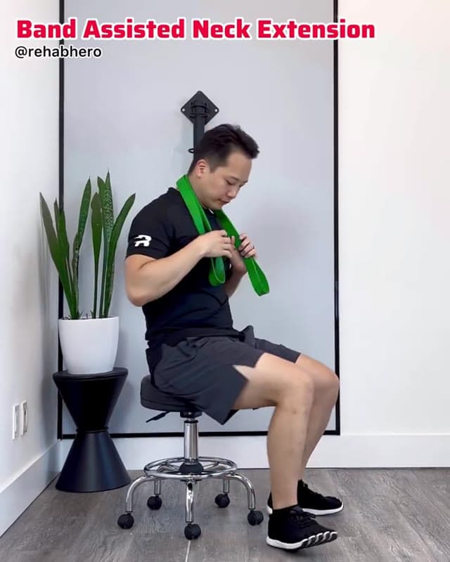 弹力带辅助颈部后伸