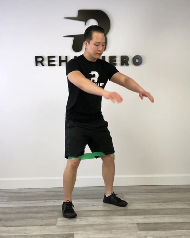 弹力带深蹲强化髋外展——有助于改善臀肌失忆
