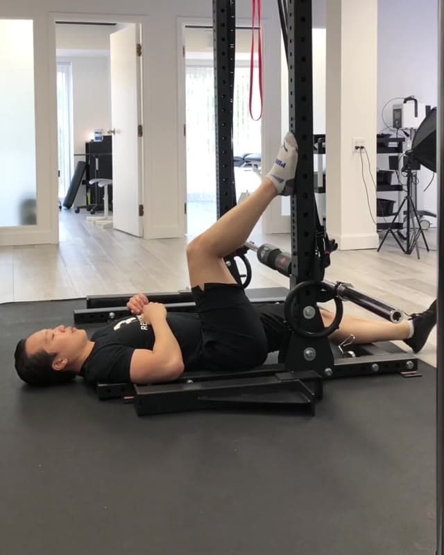 PNF腘绳肌靠墙滑动－腘绳肌拉伸练习