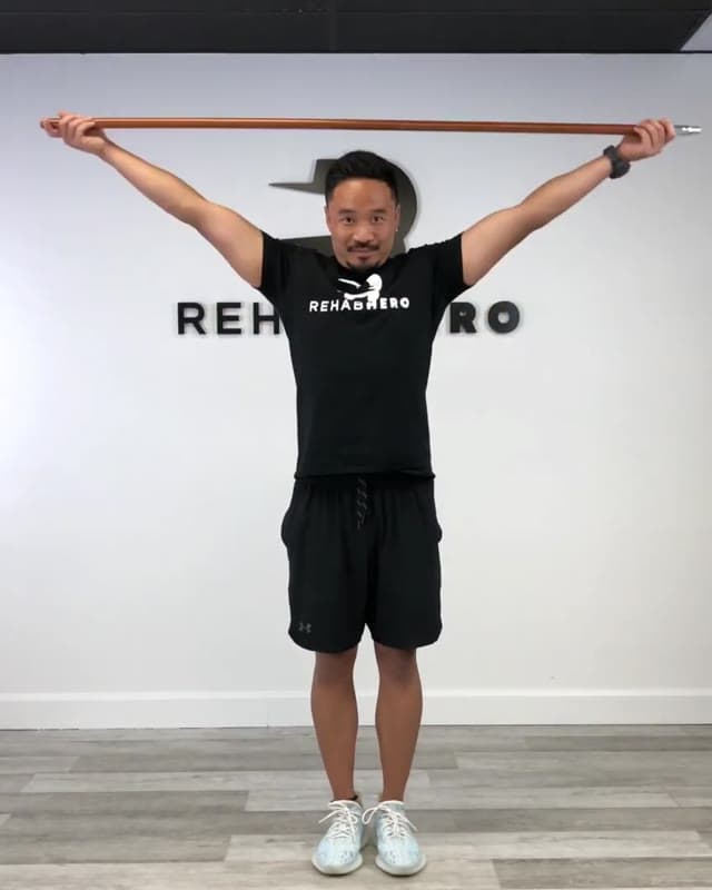 反握棍棒过顶上举—肩部热身训练