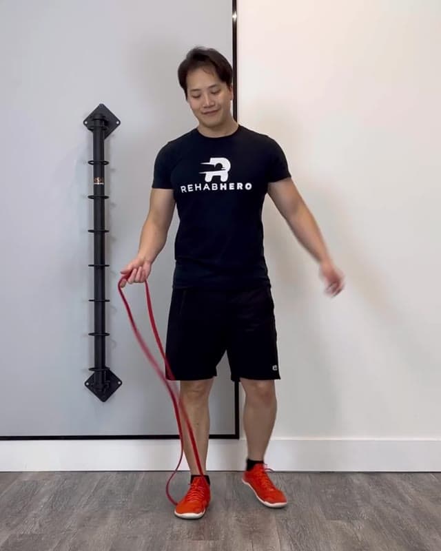 弹力带掌心向前前平举