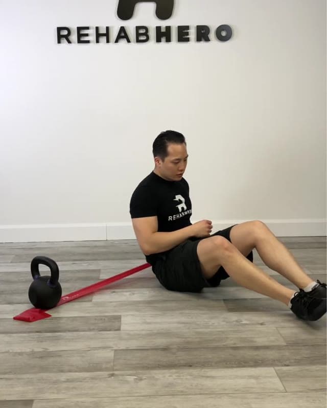 阻力带辅助死虫式—髋脊分离训练