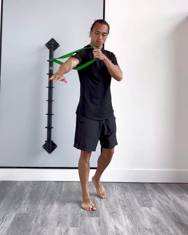 怪兽弹力带抬离练习