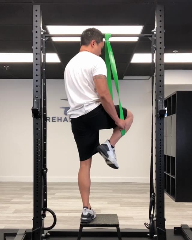 Band Assisted Pull Up - beginner Calisthenics Exercise